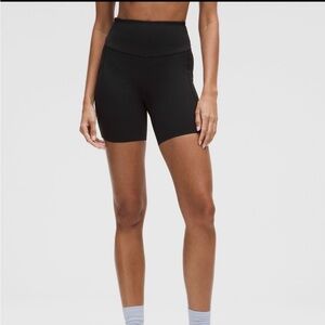 LIKE NEW Lululemon Fast and Free High-Rise Short 6" in black, size 6